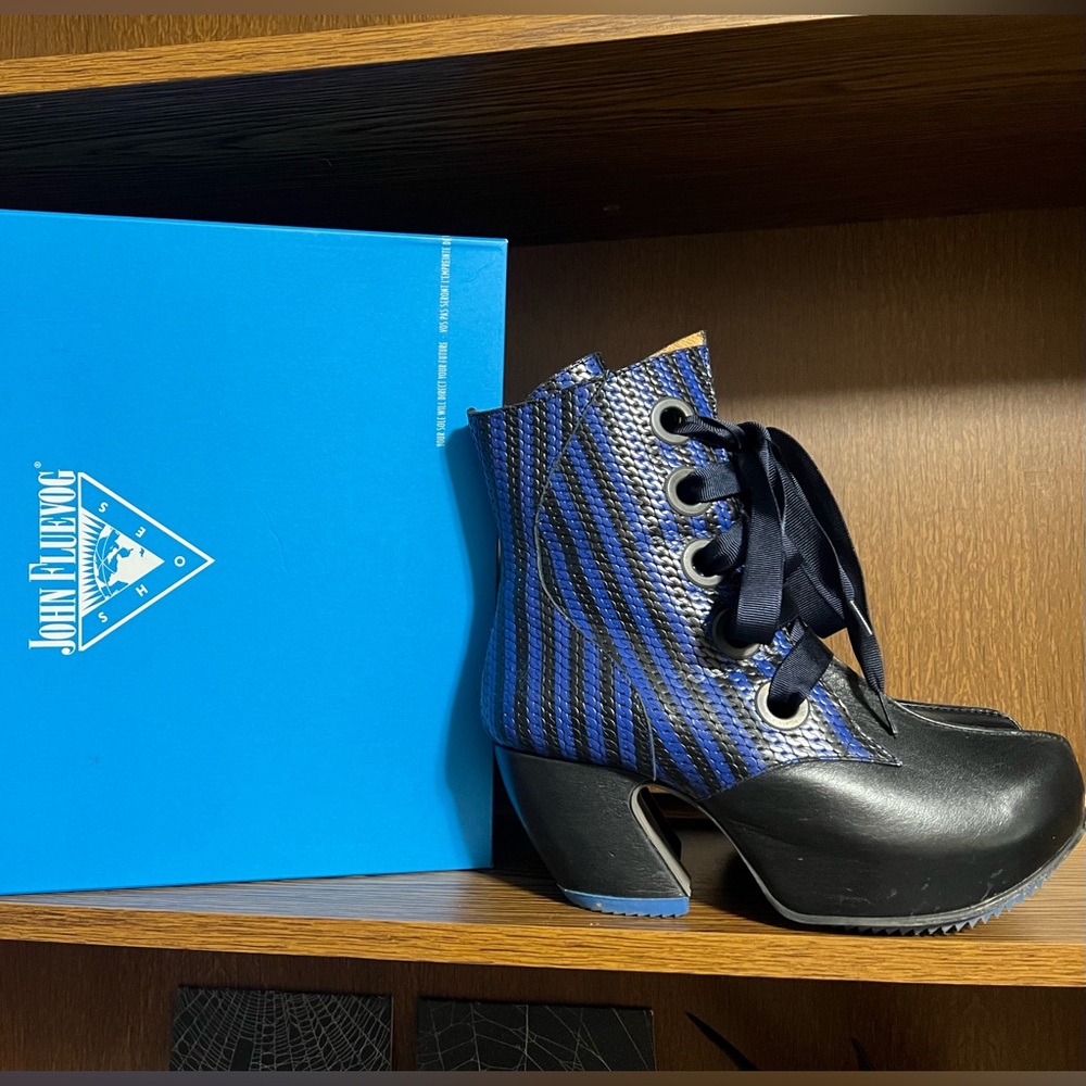 John Fluevog Women's MAP Black and Blue Lace Up Boots Sz 7